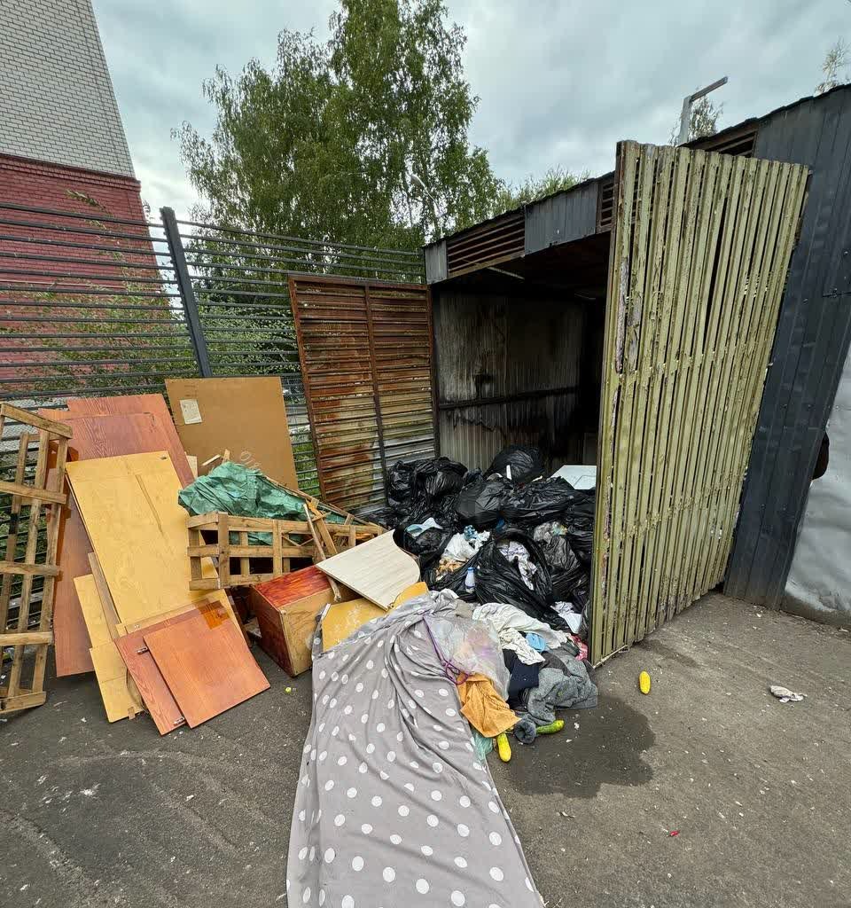 В Казани жители улицы Декабристов жалуются на отсутствие мусорных контейнеров