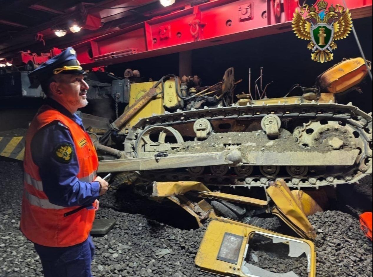 Поезд сошел с рельсов и столкнулся с бульдозером в Амурской области