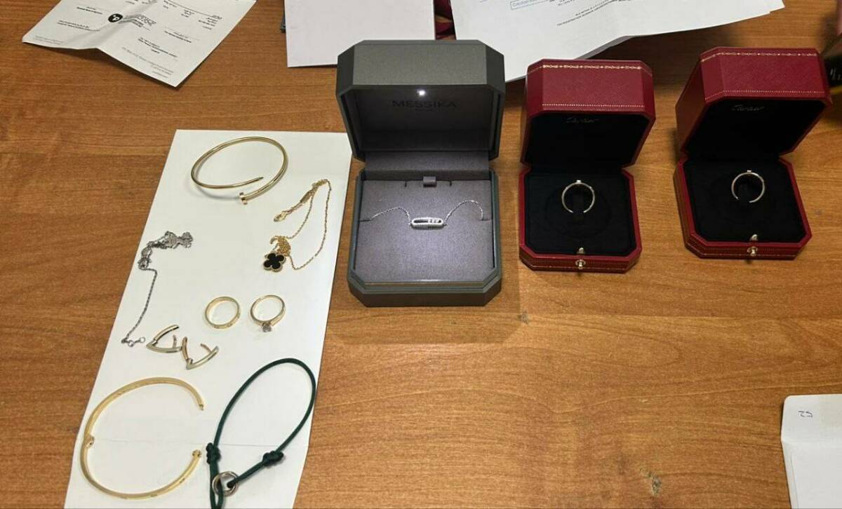 В багаже у пассажирки в аэропорту Казани нашли украшения на 2 млн рублей