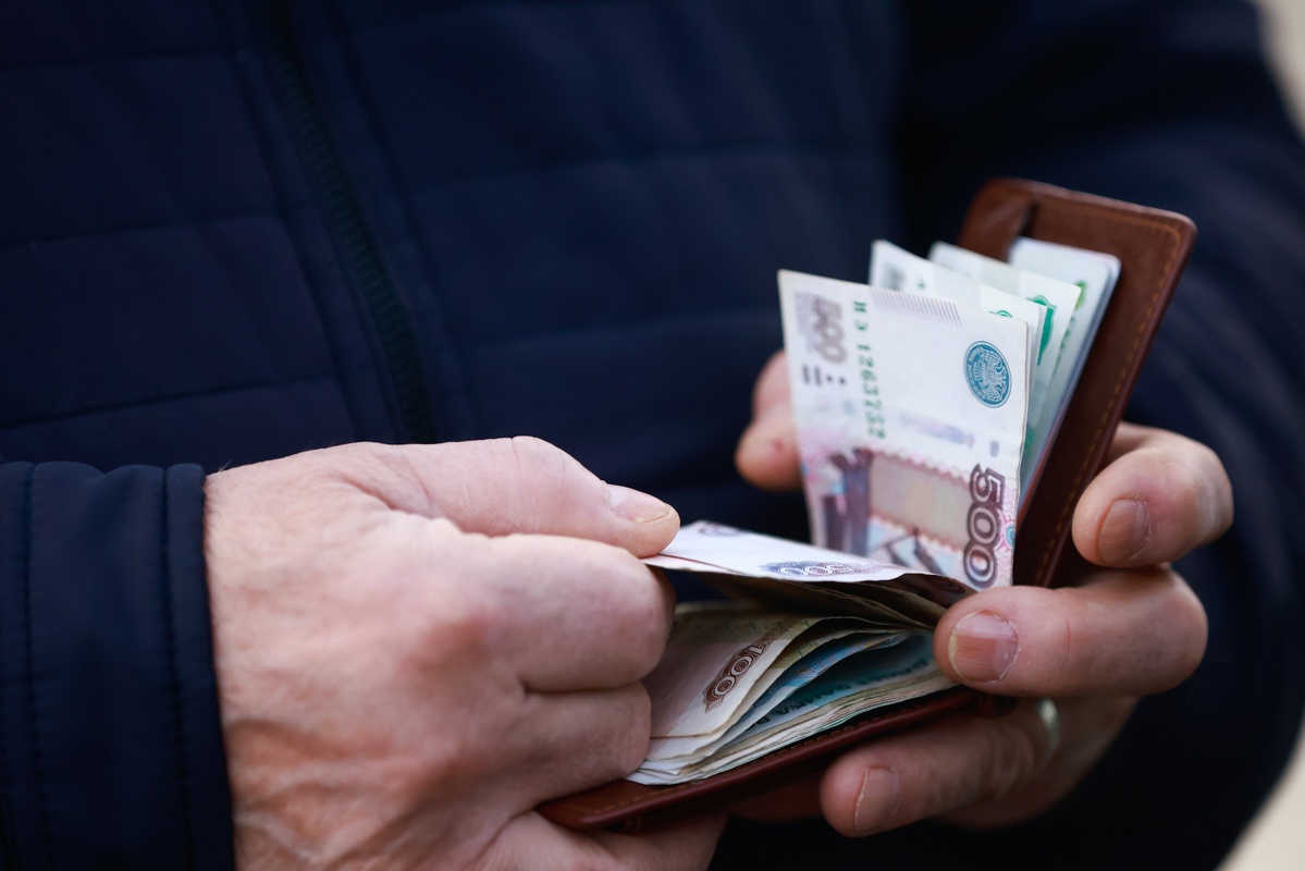 Зарплаты госслужащим намерены поднимать выше уровня инфляции три года подряд