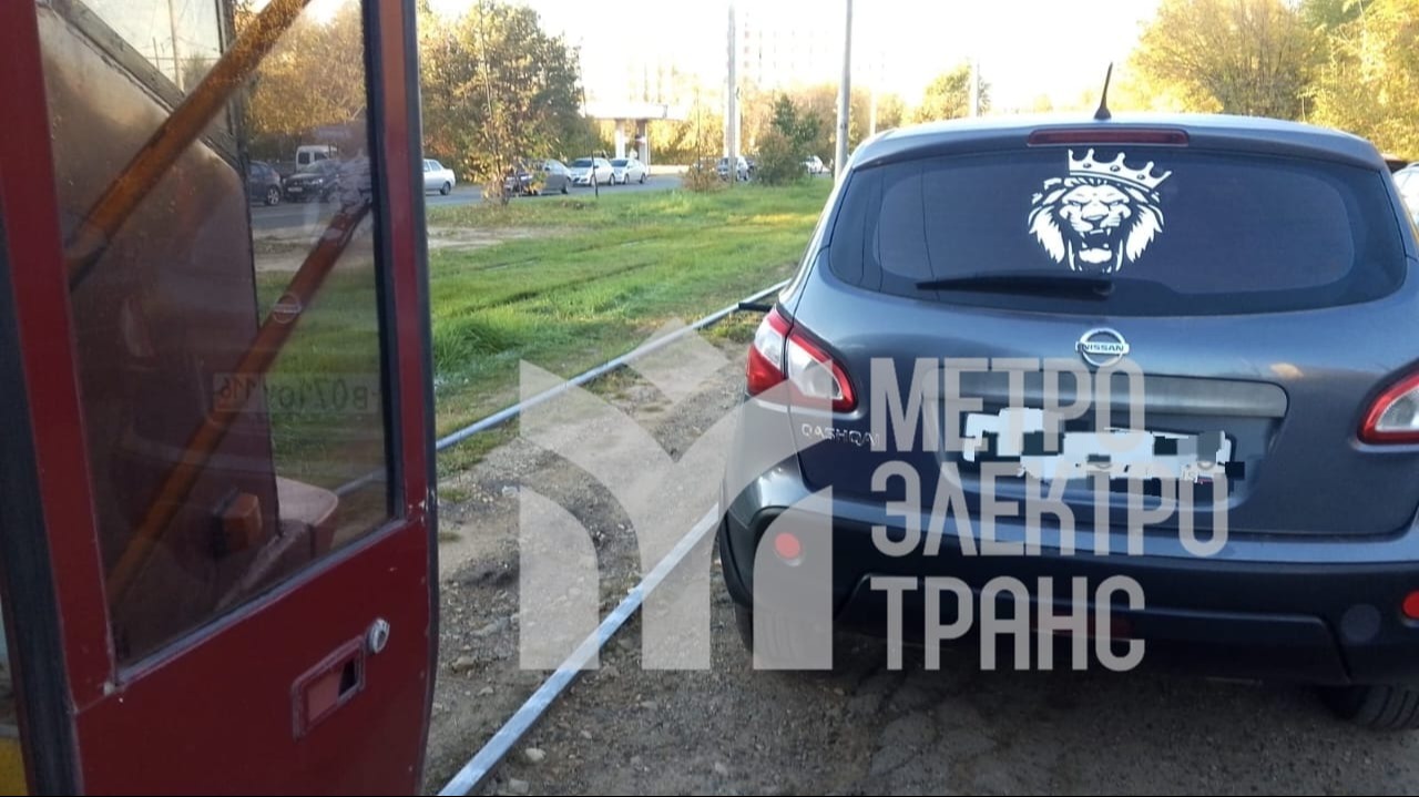 Движение трамваев на Дементьева в Казани перекрыла брошенная машина