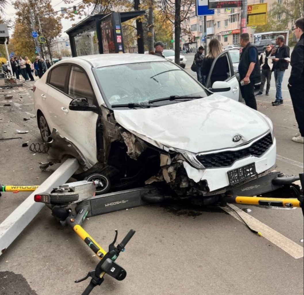 В Казани автомобиль протаранил магазин «Военка» на Сибирском тракте