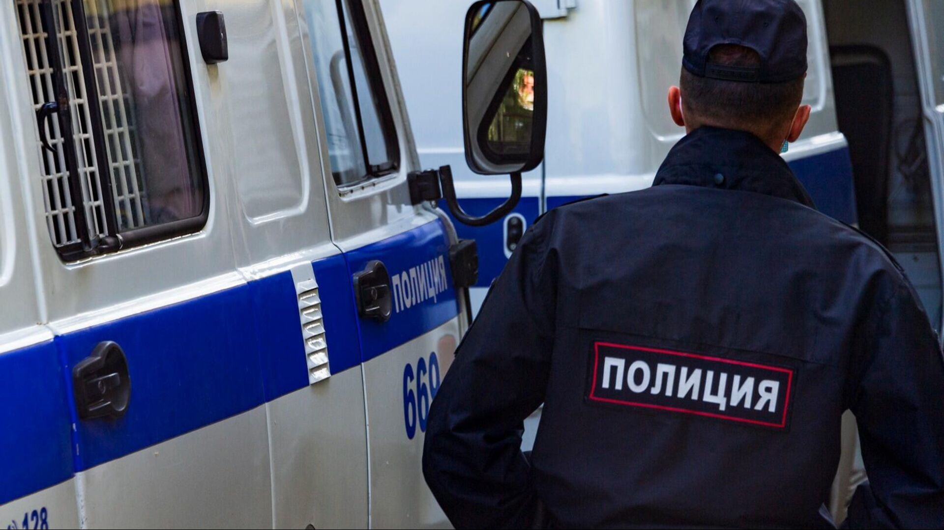 Несовершеннолетний и молодой человек попались на разложении наркотиков в Казани