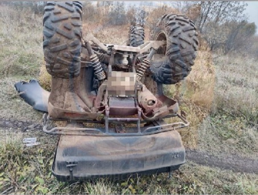 Два ребенка перевернулись на квадроцикле в Татарстане: один погиб