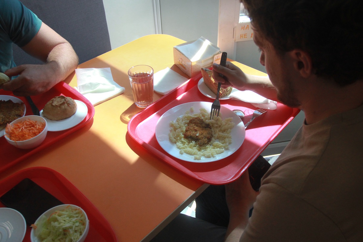 Кто не может поставлять питание в соцучреждения, рассказали в Роспотребнадзоре