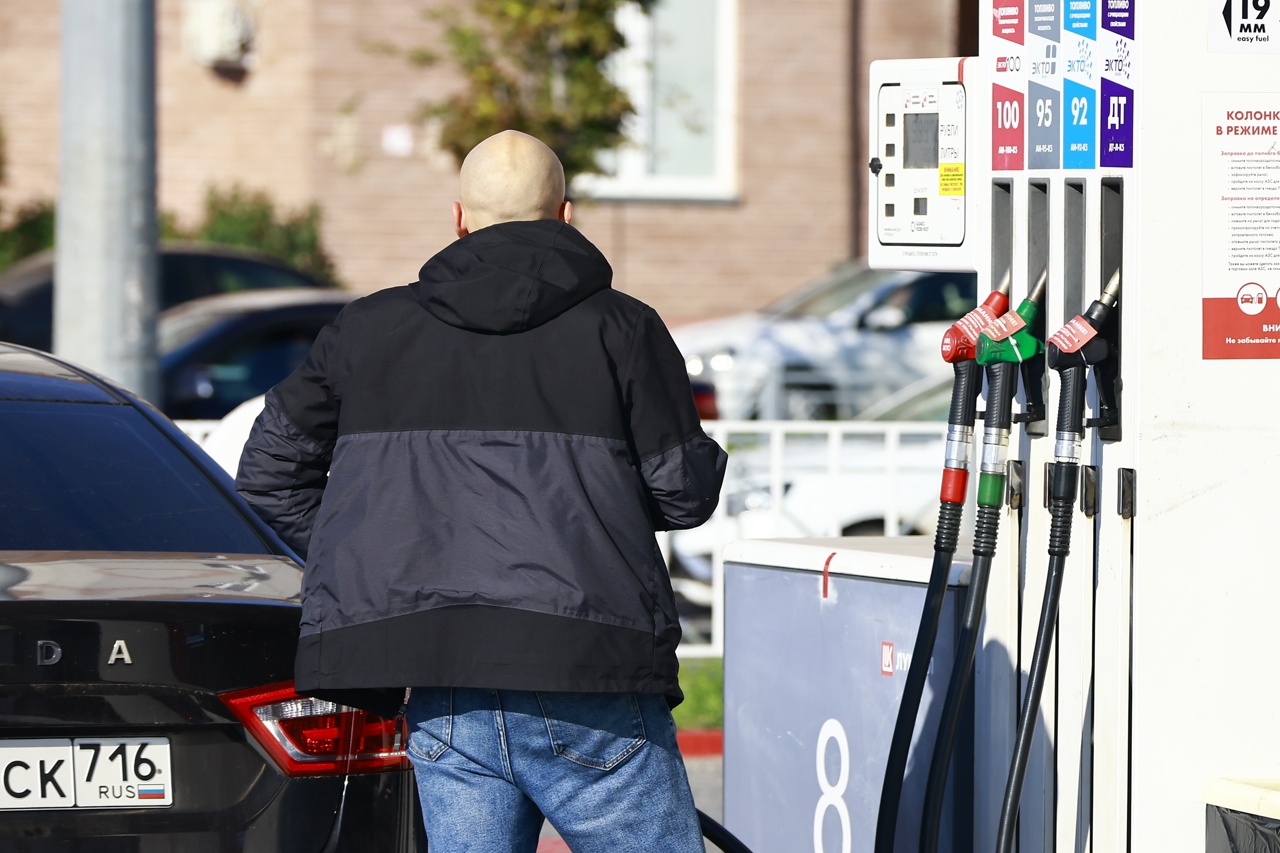 Потолок цен на бензин предложили установить в России