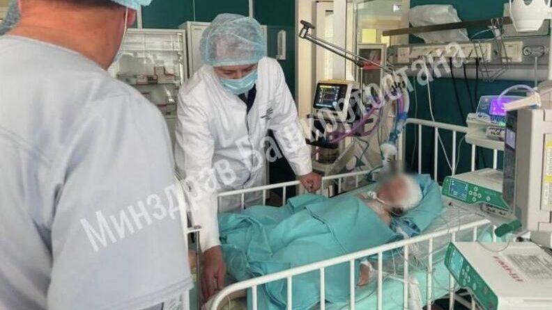 Девочку, выброшенную отцом из окна, отправили на лечение в Москву спецбортом