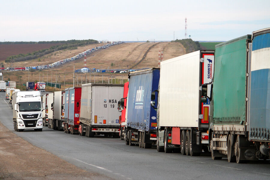 Логистика и товары подорожают в два раза из-за пробки из фур у Казахстана