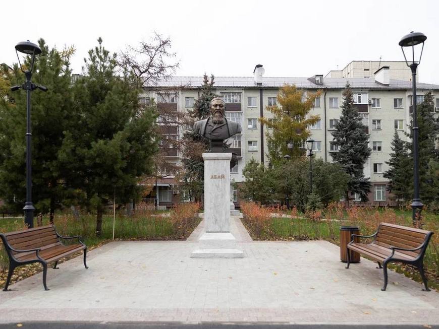 В сквере на улице Назарбаева установили бюст Абая Кунанбаева