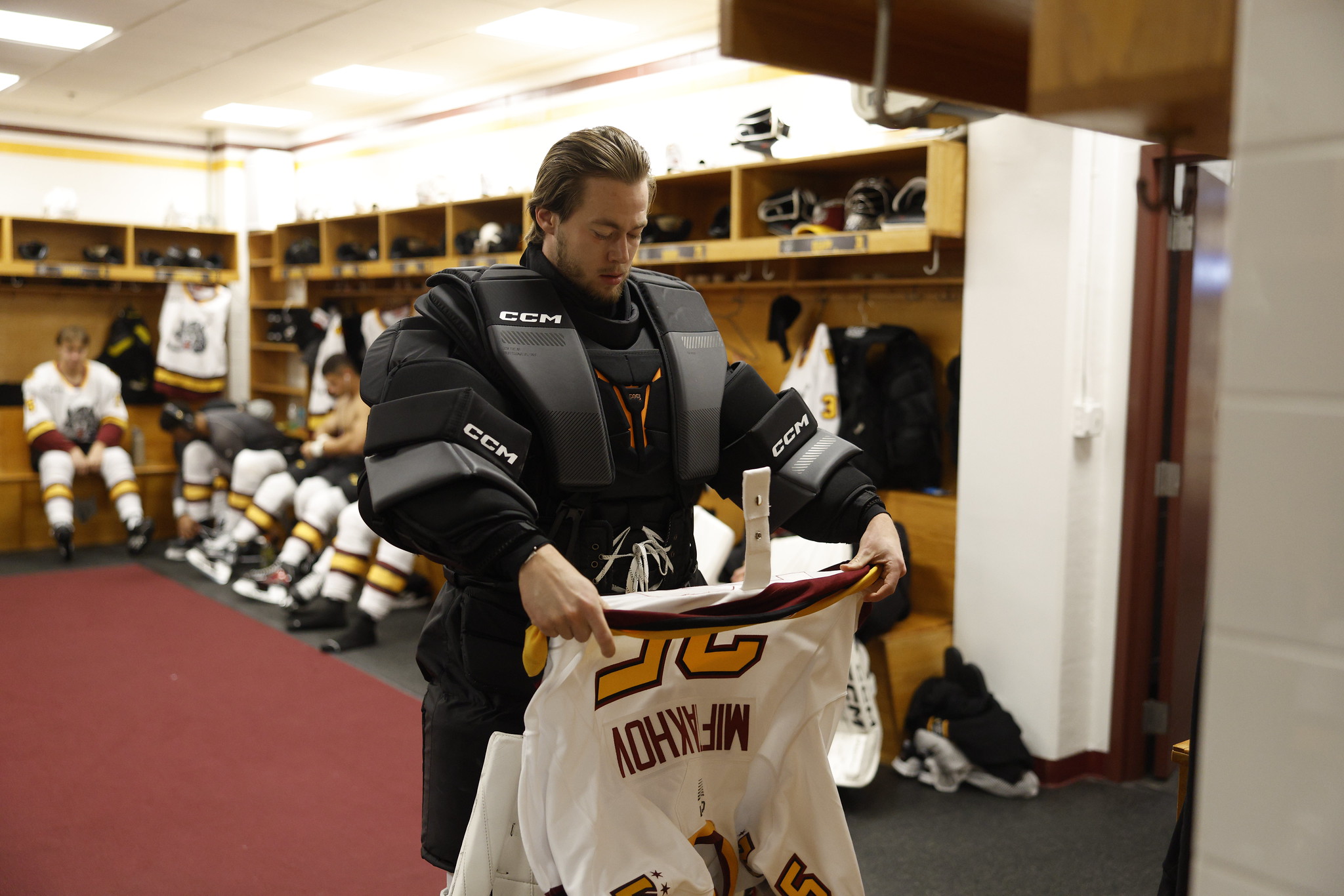 Мифтахов заблудился в АХЛ: конкурирует с немцем и много пропускает