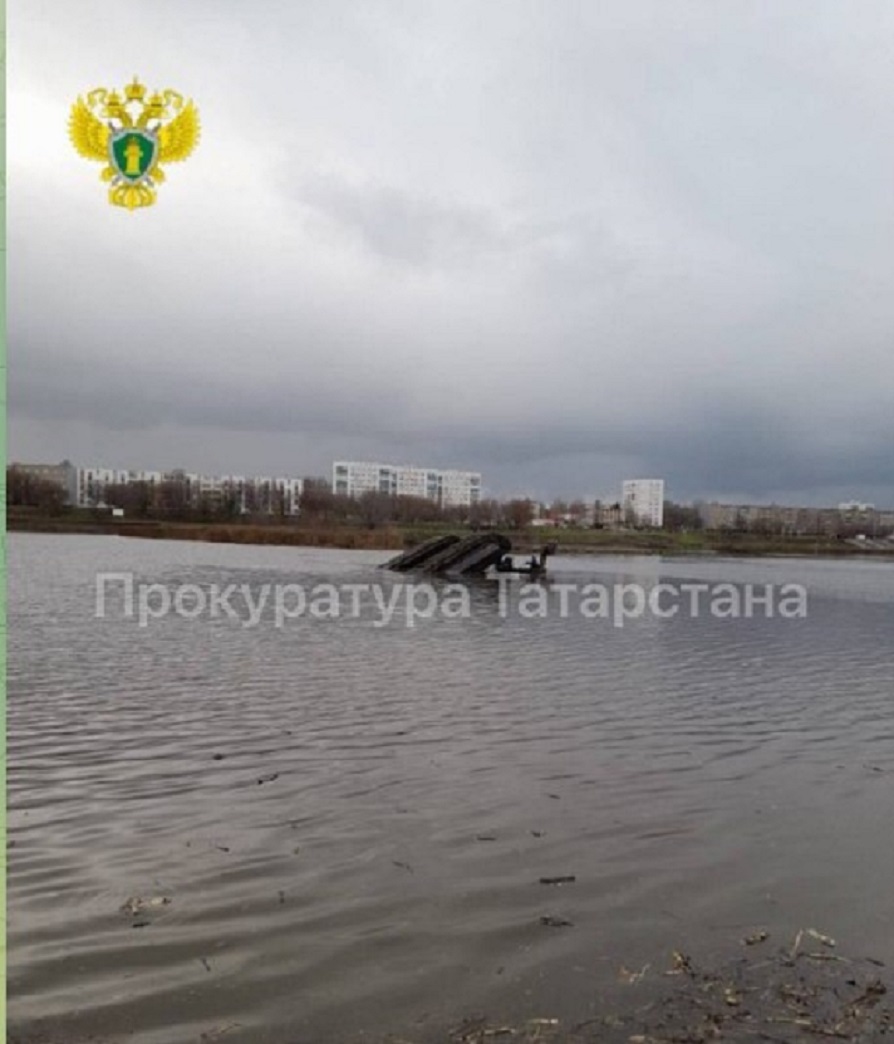 В Набережных Челнах погиб водитель плавающего экскаватора