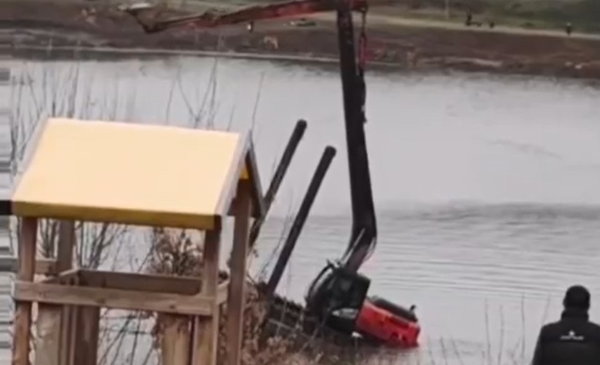 Тело водителя экскаватора, утонувшего при очистке в Челнах, достали спасатели