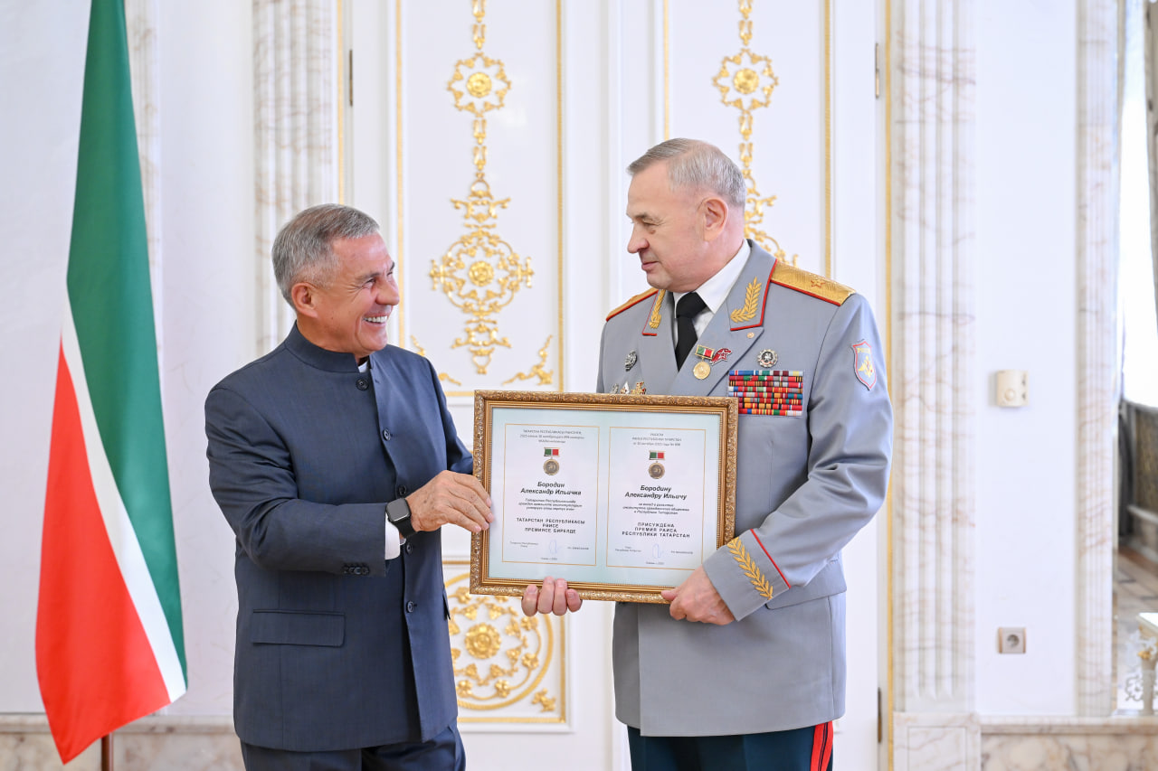 «Преданность республике и стране»: раис наградил самых активных татарстанцев