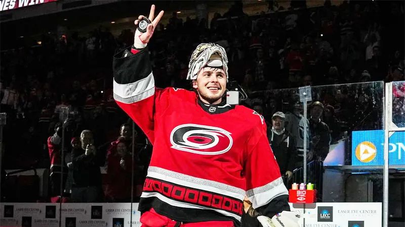 Голкипер «Каролины» Петр Кочетков отыграл «на ноль» в первом матче после травмы