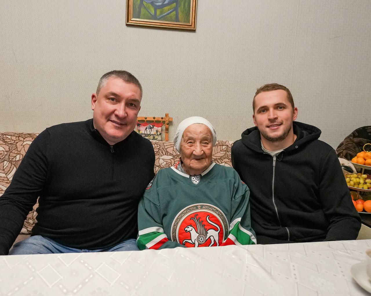 Анвар Гатиятулин и Тимур Билялов навестили 96-летнюю болельщицу «Ак Барса»