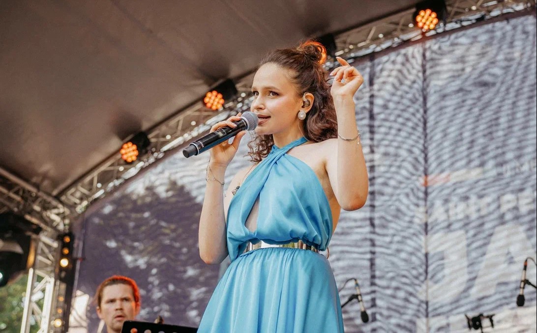 Исполнительница из Казани принимает участие в шоу «Ярче звезд» на ТНТ