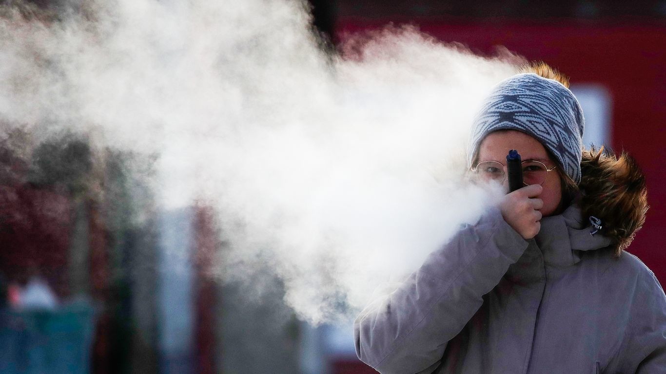 Штрафы не спасают — вейпы всё равно продают детям, заявили в Госдуме