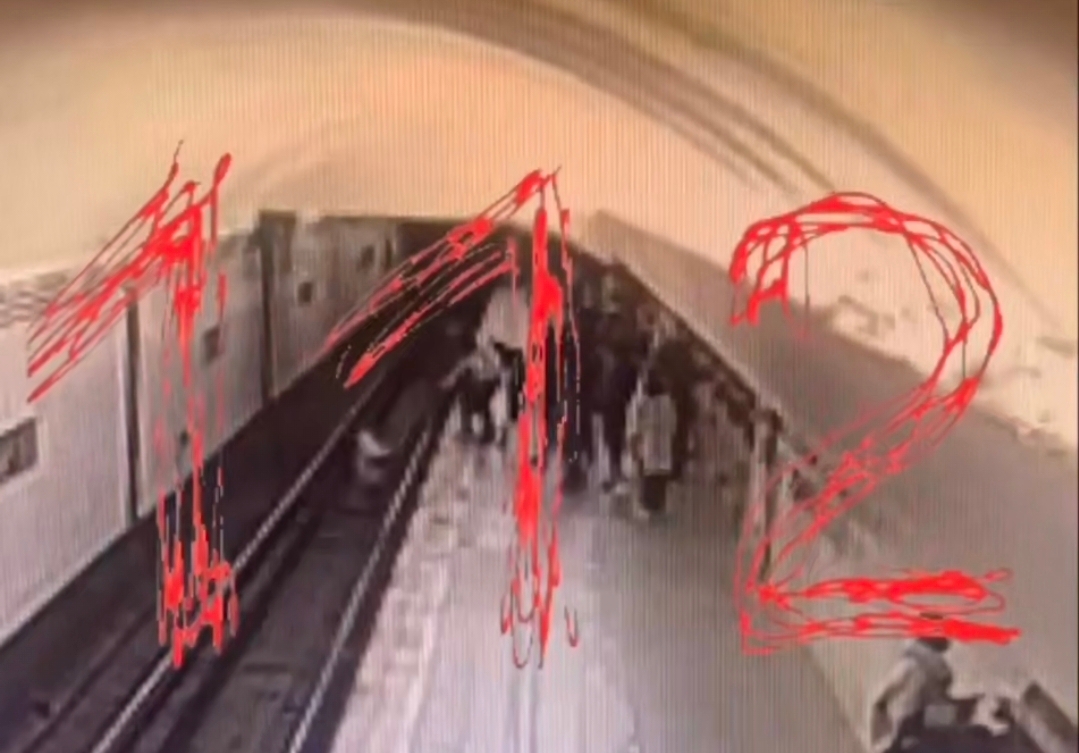 Пенсионерка в Москве столкнула на рельсы в метро слишком шумную школьницу