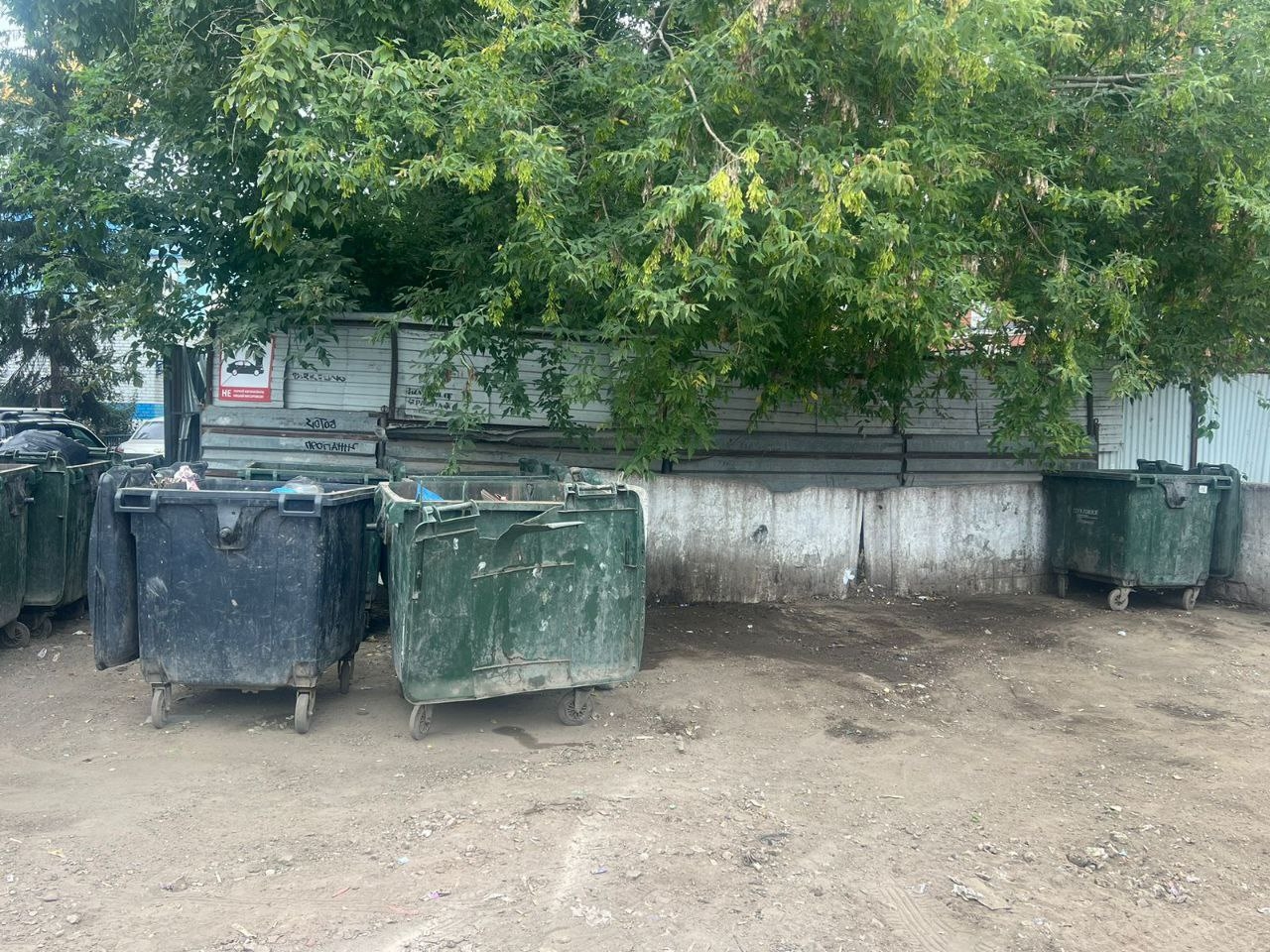 Администрацию районов Казани обязали оборудовать мусорку на улице Баумана