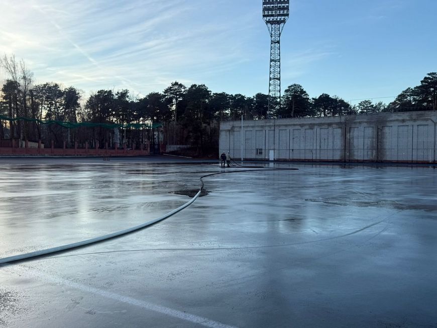 В Казани начали заливать катки на стадионах к сезону массового катания