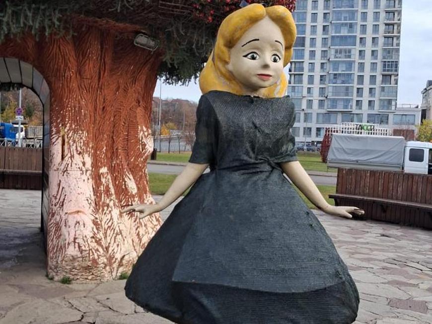 Цветочные фигуры утепляют к зиме в Казани