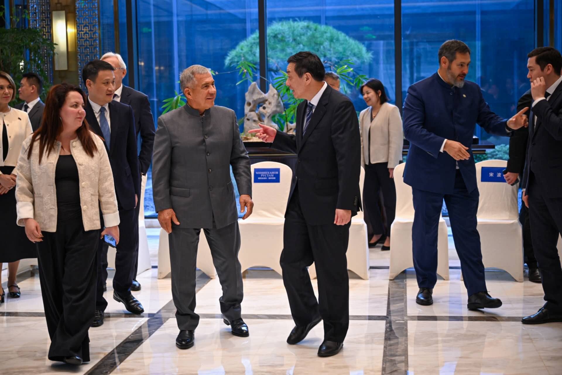 Минниханов обсудил с представителем коммунистической партии Китая сотрудничество