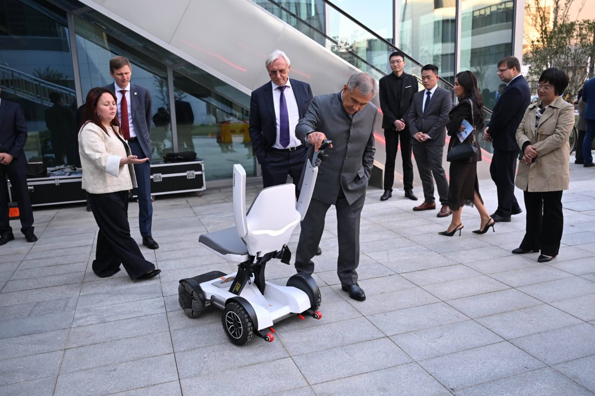 Минниханов оценил высокотехнологичные новинки китайской промышленности