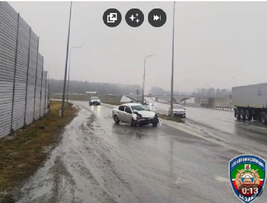 На трассе М-7 в Татарстане иномарка влетела в шумоизоляционный забор