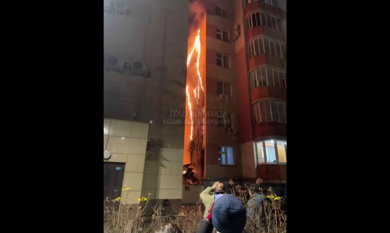 В Казани пожар охватил многоэтажку на Ямашева