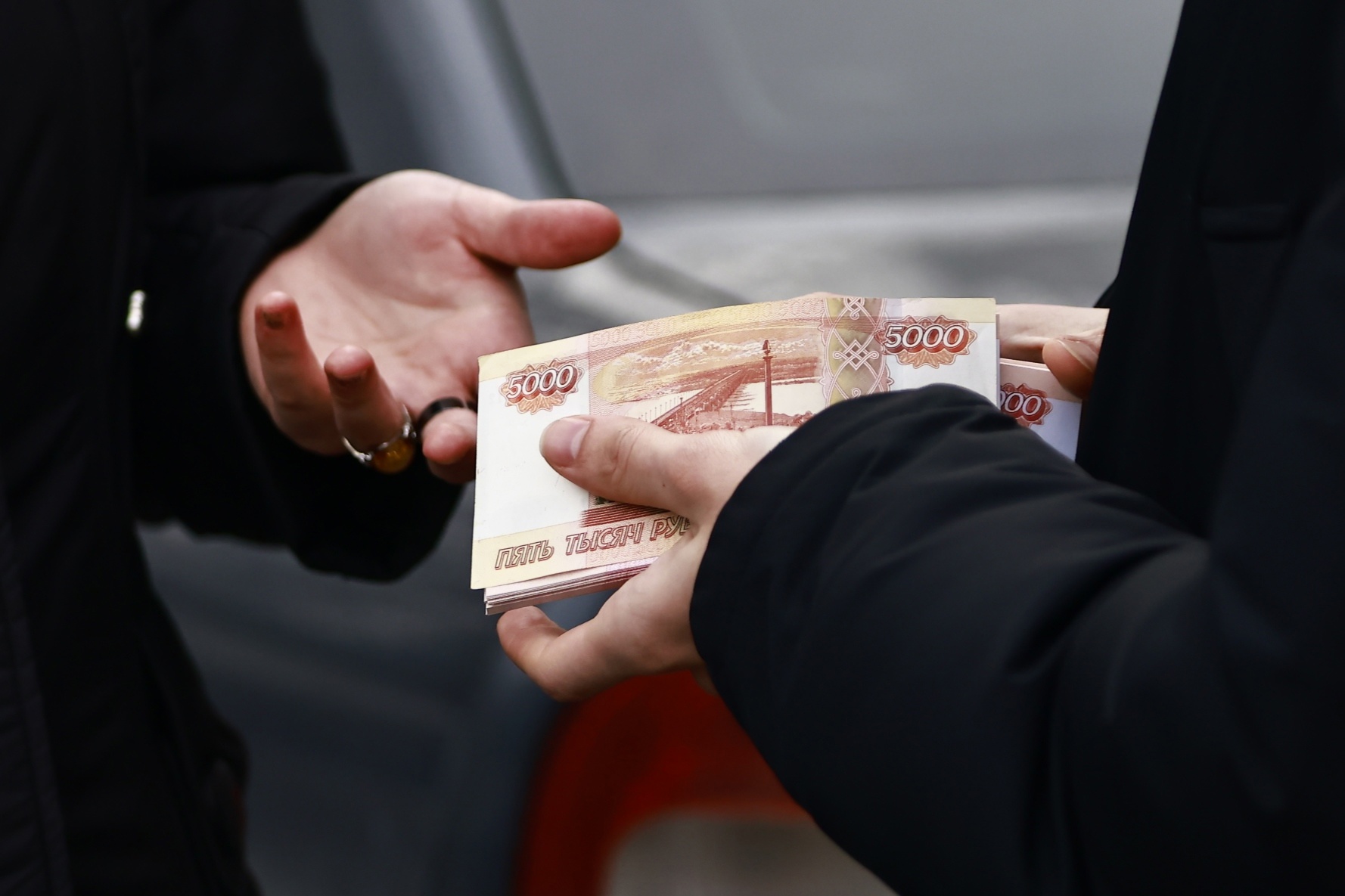 Еще одного сотрудника ГБУ «БДД» Альметьевска поймали на взятках