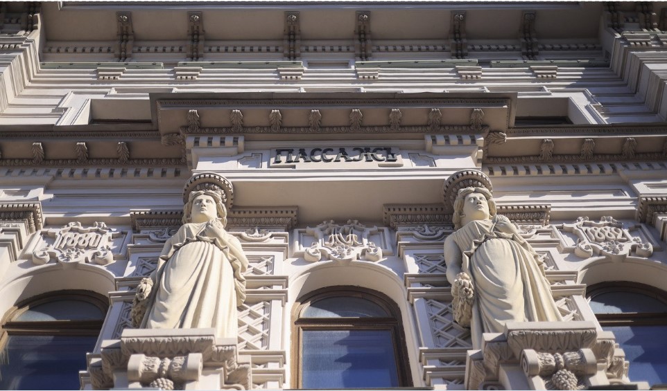 Полиция Казани разыскивает разгромивших Александровский пассаж вандалов