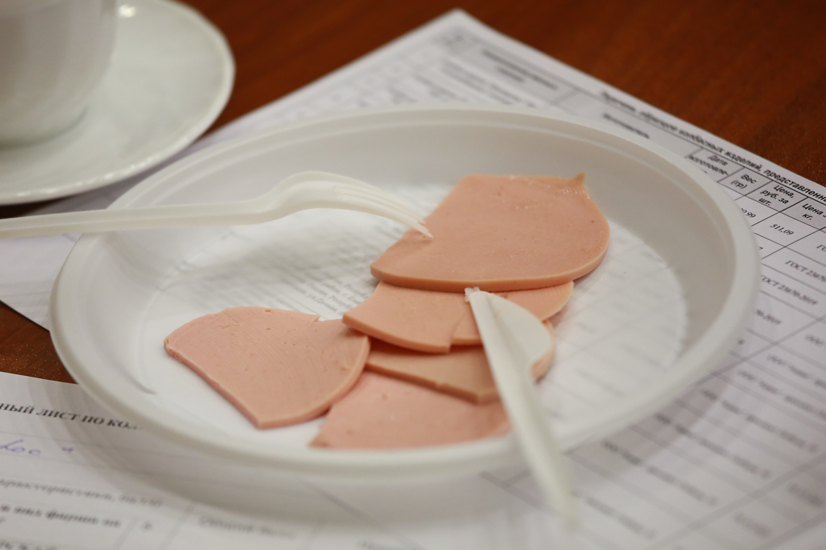 Жителей России предупредили о повышении стоимости колбасы перед Новым годом