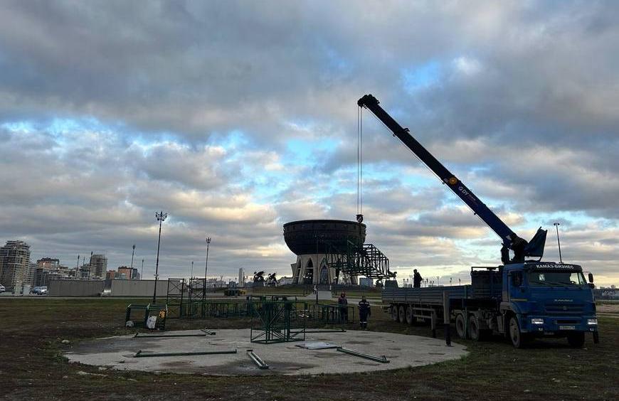 Центральную новогоднюю елку начали устанавливать у Центра семьи «Казан»