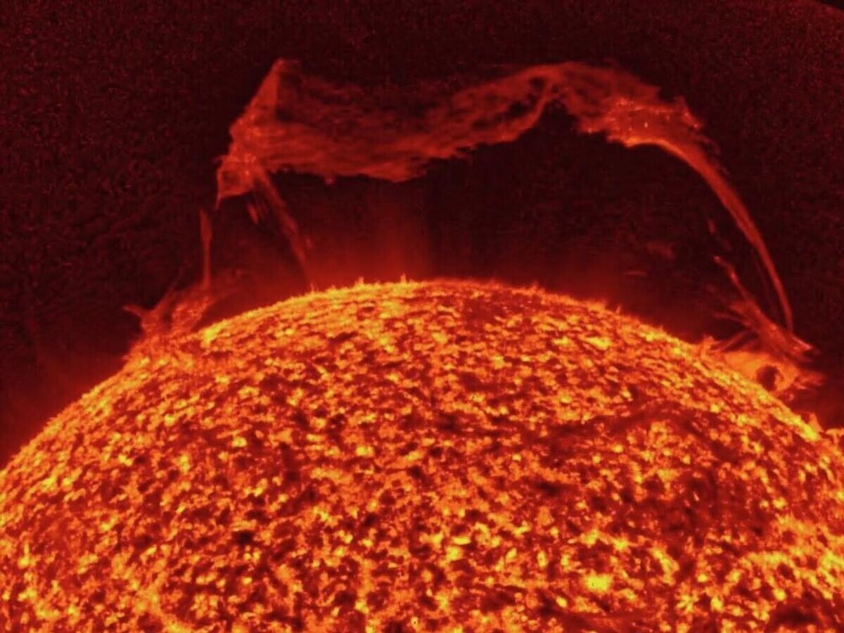 Солнце «выбросило» гигантский протуберанец — в 80 раз больше диаметра Земли