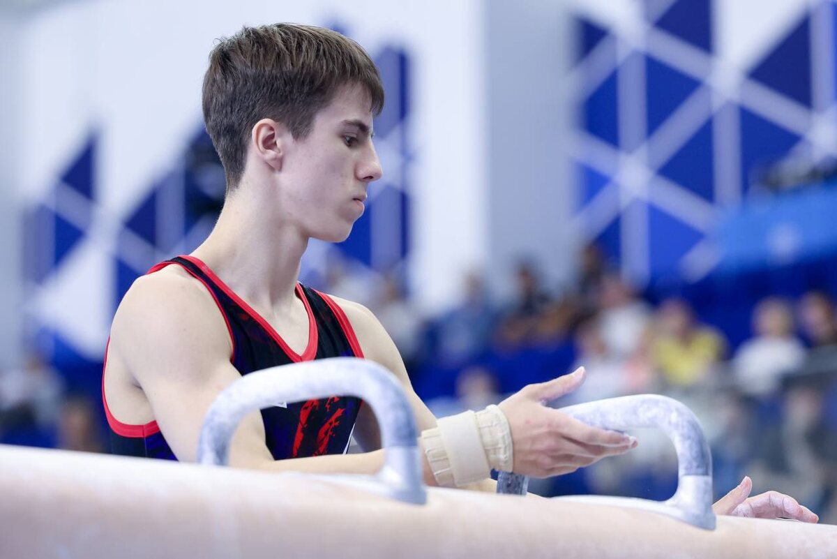 Российский гимнаст Духно выиграл золото в многоборье на юниорском ЧМ