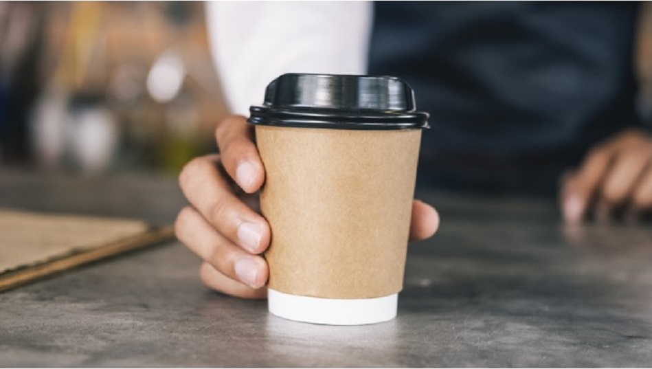 Эксперты развеяли миф об опасности одноразовых стаканов для кофе навынос