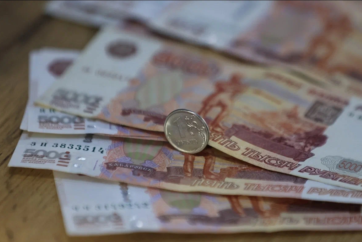 Доходы россиян увеличились, но аналитики советуют быть осторожнее в тратах