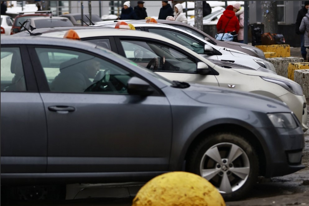 Депутаты предлагают включить авто работающих в такси самозанятых в реестр