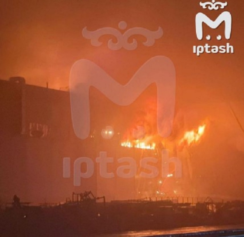 В ОЭЗ «Алабуга» горит склад аккумуляторов