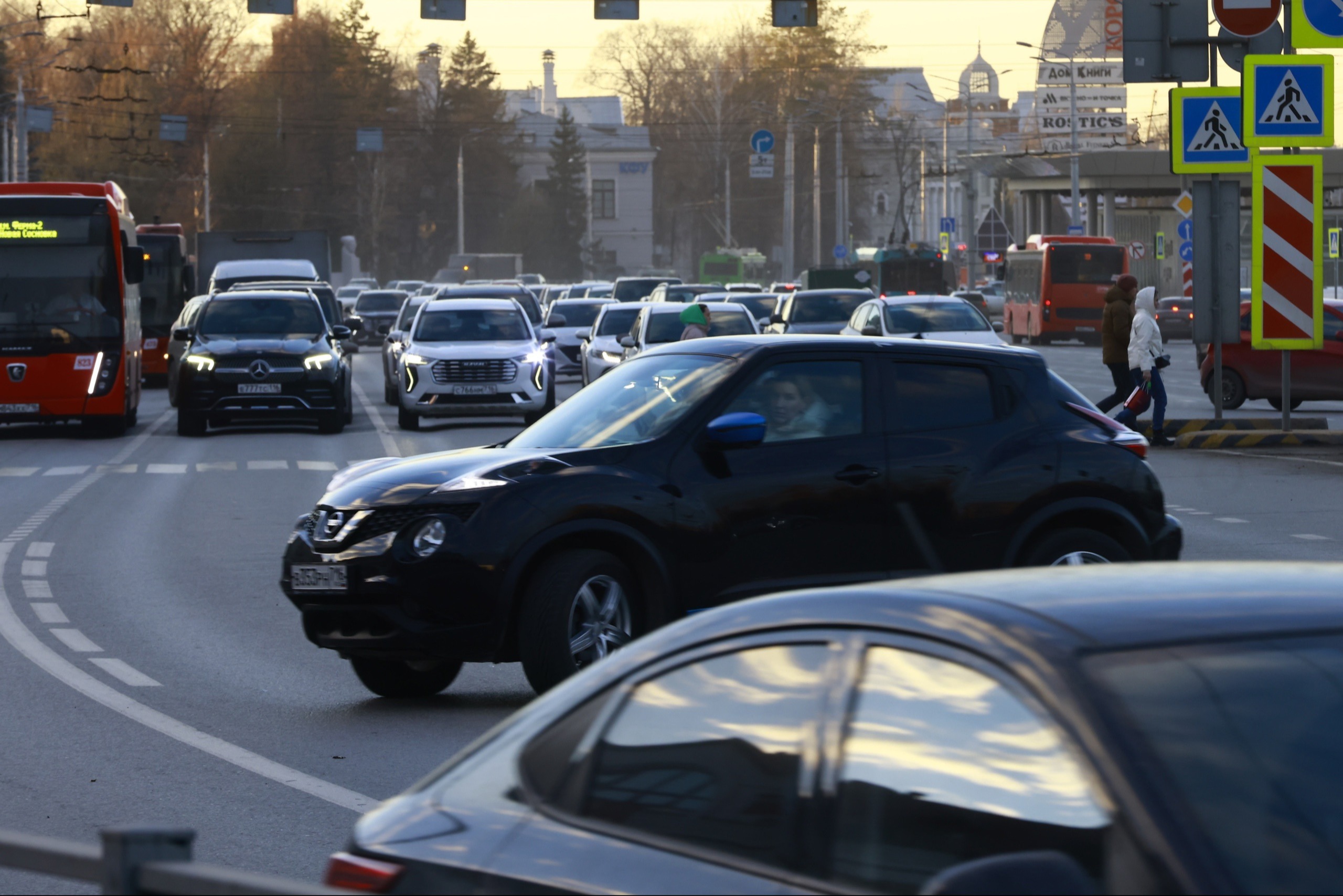 С 1 декабря в России ввели новые правила для водителей, должников и пенсионеров