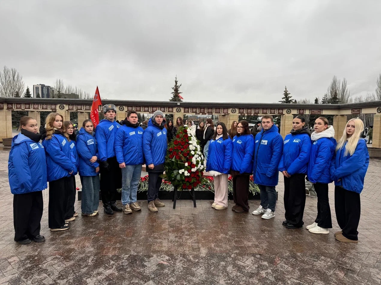 «Молодая гвардия» Казани почтила память неизвестных солдат, пришло 200 человек