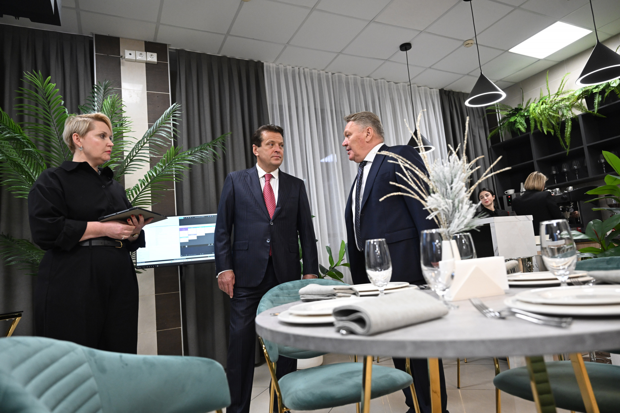 Метшин осмотрел новый ресторан в Поволжском ГУФКСиТ