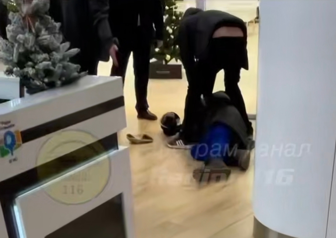 В «Казань Молле» бездомная порезала себя ножом