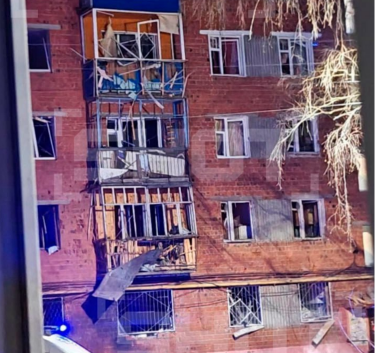 Беспилотники атаковали Чебоксары: обломки упали на жилой дом и выбили окна