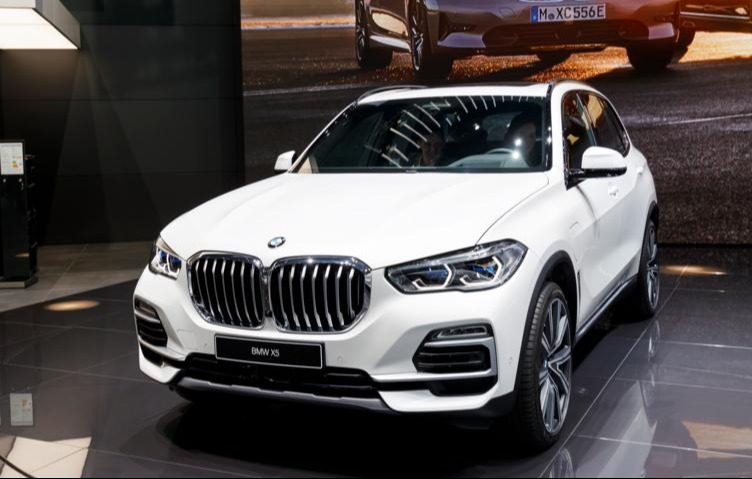 «АвтоВАЗ» может сделать аналог BMW X5, но не будет «стрелять во все стороны»