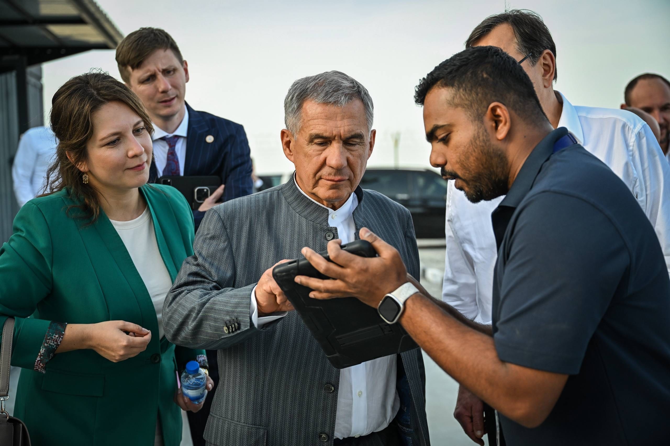 Минниханову показали в ОАЭ, как управлять погрузкой и выгрузкой онлайн