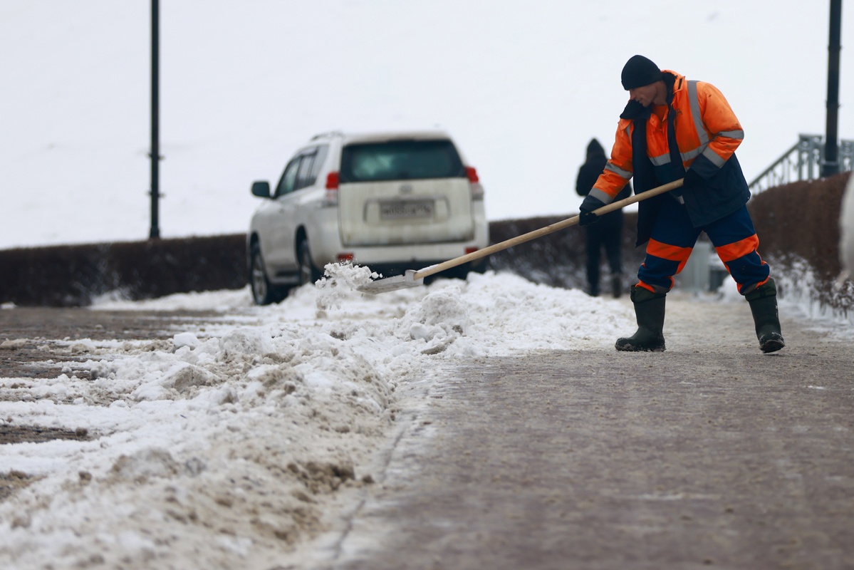 На уборку дорог Казани вышли 379 рабочих