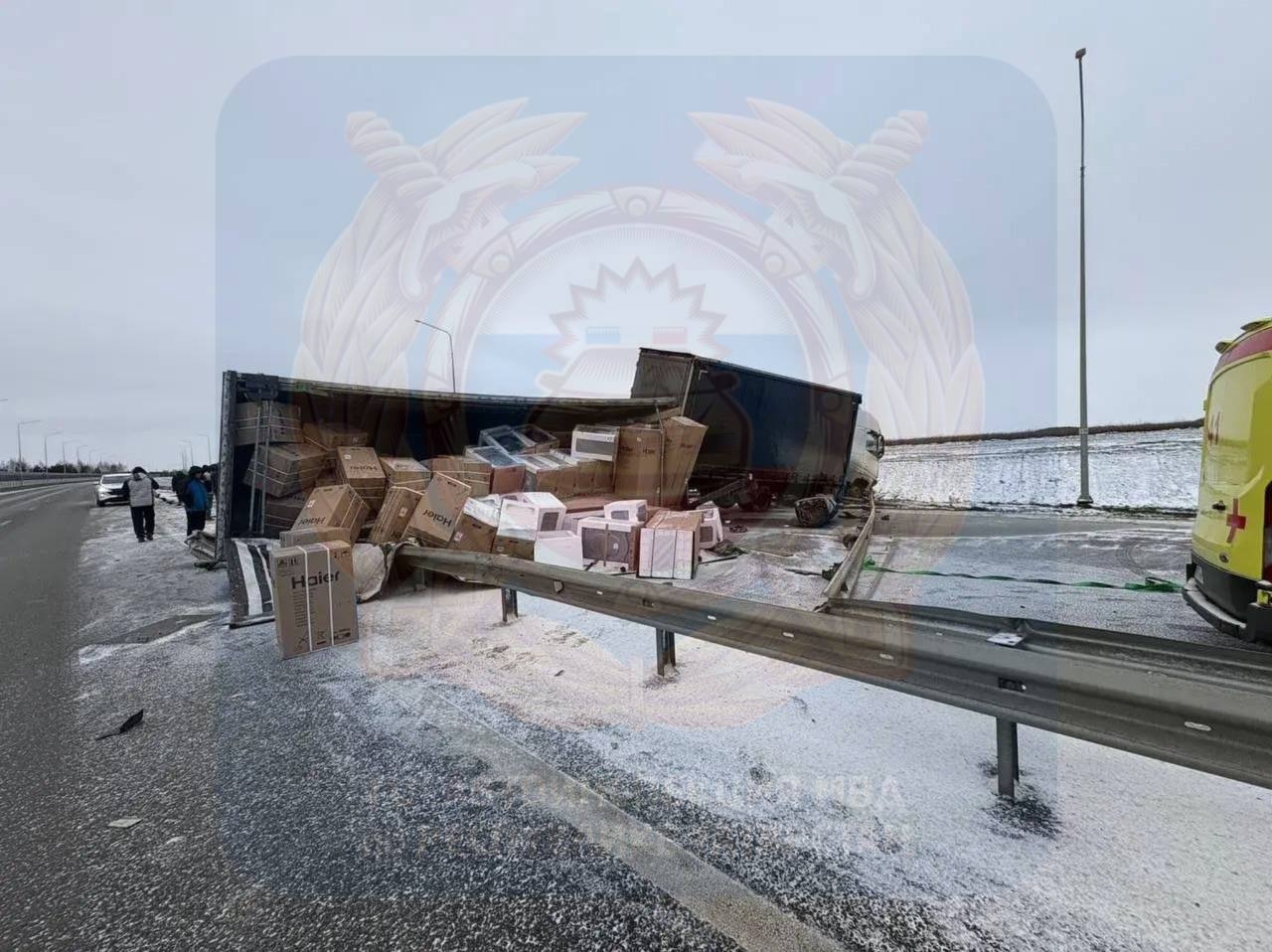 Грузовик на встречке врезался в две легковушки: погиб водитель