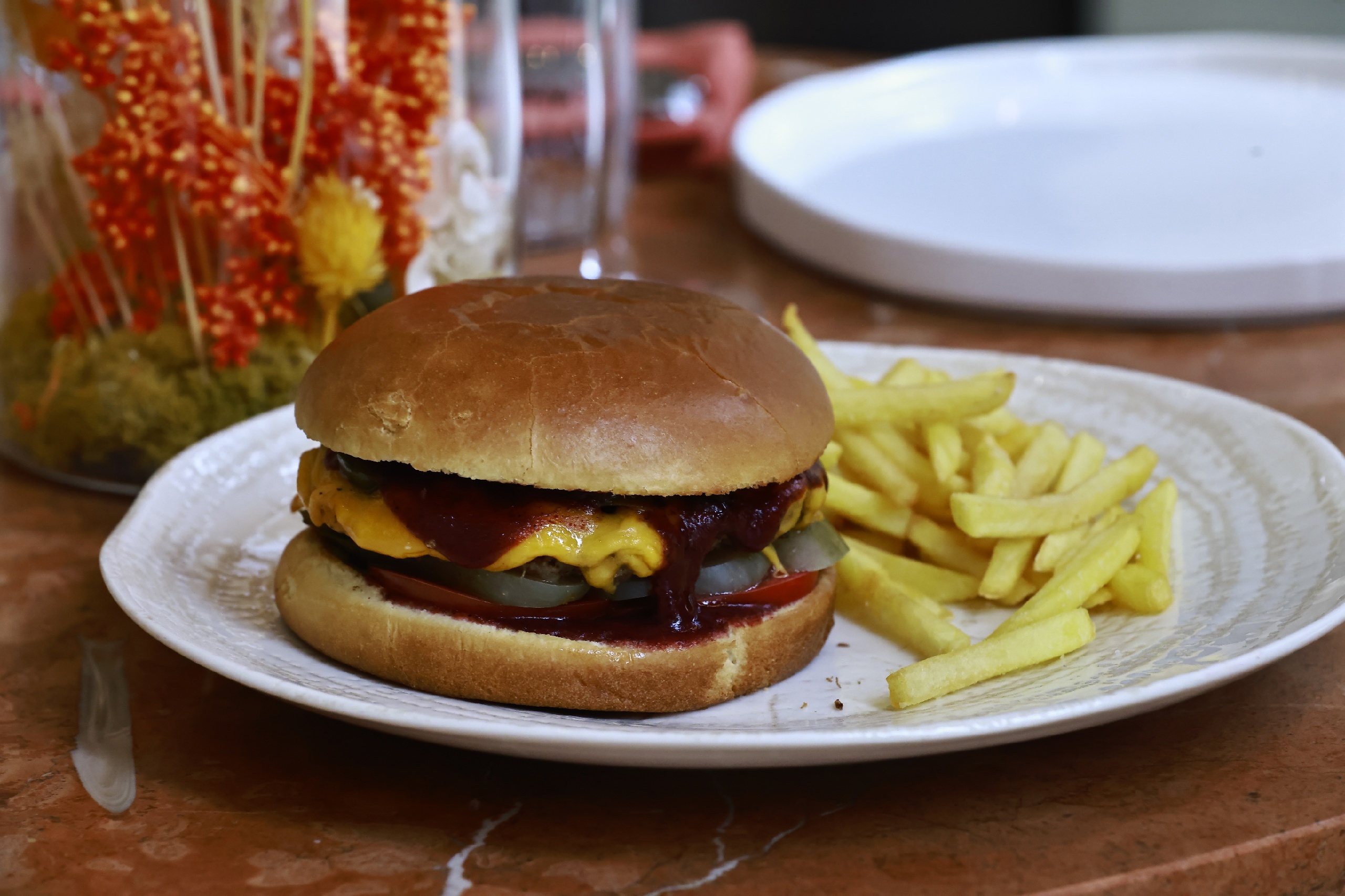 Жители Приволжского округа могут купить 443 бургера на зарплату