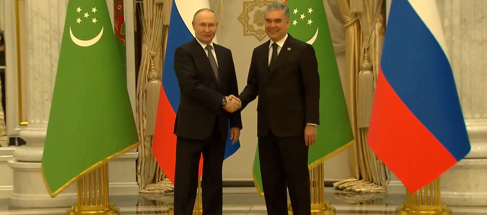 Путин с рабочим визитом прибыл в Ашхабад для участия в международном форуме